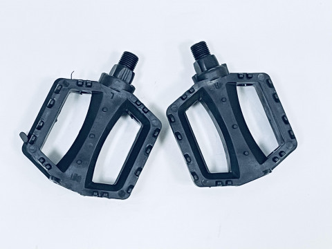 Педаль пластиковая KW-P228 резьба 1/2" тонкая, код 41210